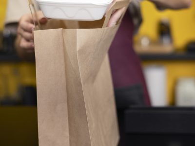 restaurant-worker-handing-order-client restaurant-worker-handing-order-client